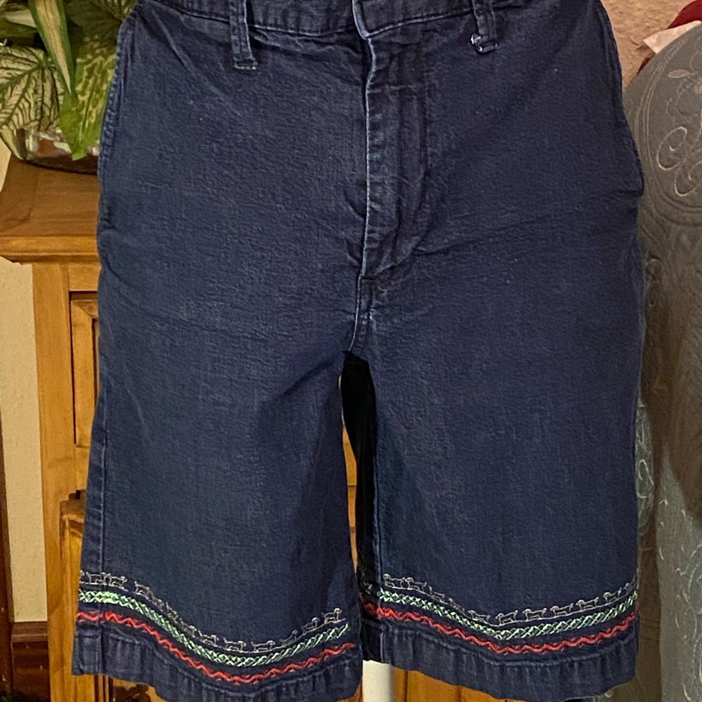 Gap size 32 doggy stitched blue jean shorts